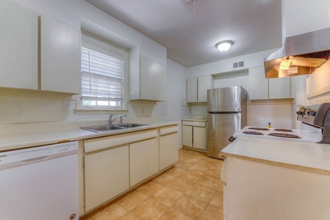 Building Photo - Move-in Special - 1/2 off first month's rent!