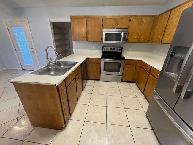 Foto del edificio - 215 Woodbridge Rd