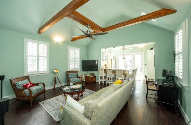 Building Photo - 6 - 8 Month Rental - Charming 2/1.5 Privat...