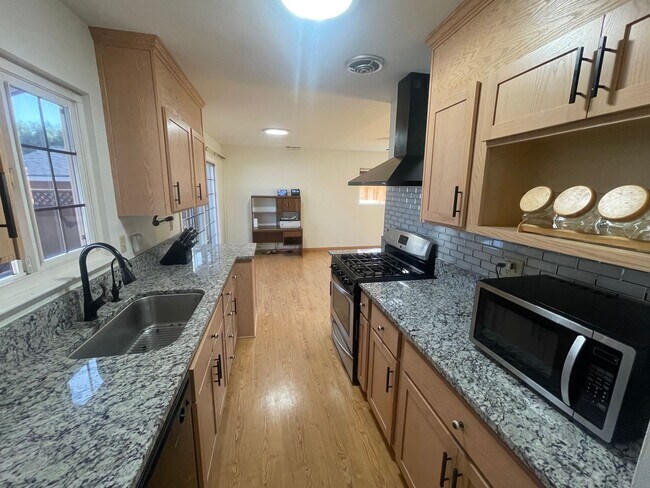 Foto del edificio - SAN JOSE - Beautifully Maintained 2/1 Sing...