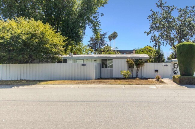 Foto del edificio - 18720 Tilson Ave