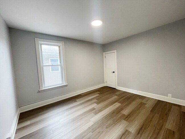 Photo du bâtiment - Stunning Split Level Suite 2 Bed plus den