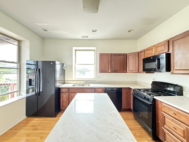 Foto del edificio - 2537 N Kildare Ave