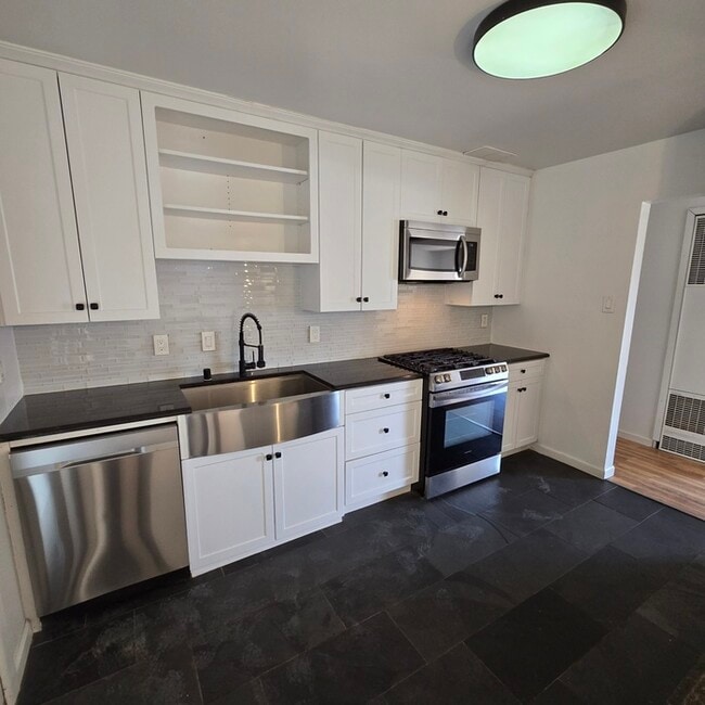 Building Photo - 3401 Sierra Dr NE