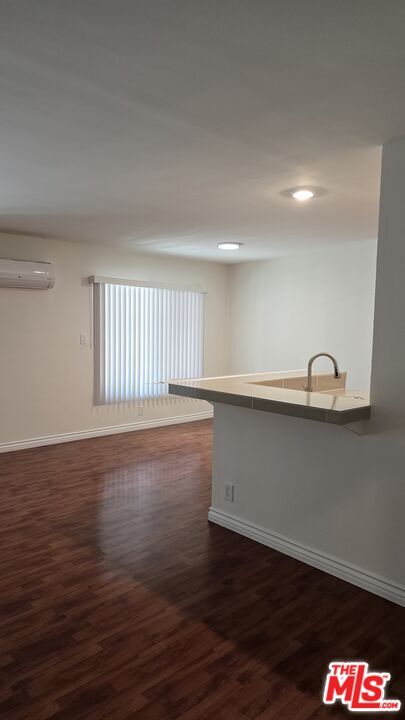 Foto del edificio - 350 S Hobart Blvd