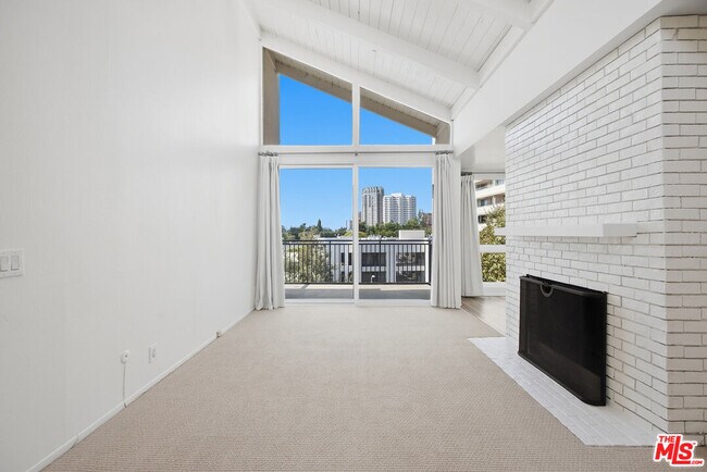 Foto del edificio - 1340 S Beverly Glen Blvd