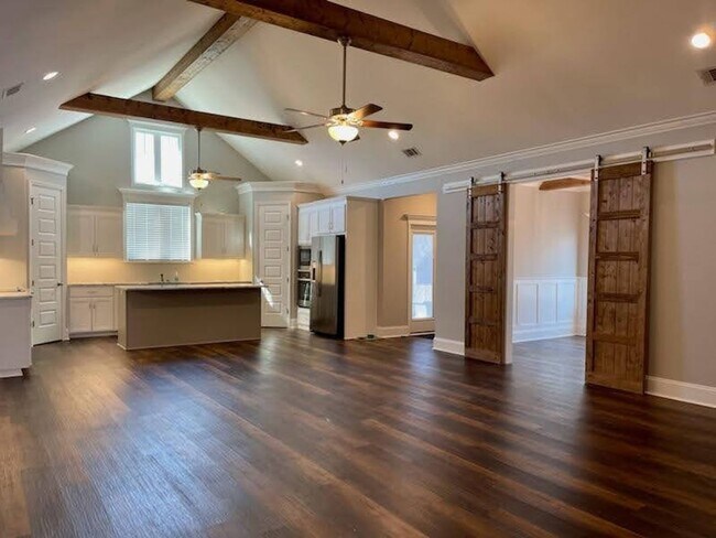 Foto del edificio - Elegant 4-Bedroom Home with Modern Upgrades, Fenced Yard, and Outdoor Living