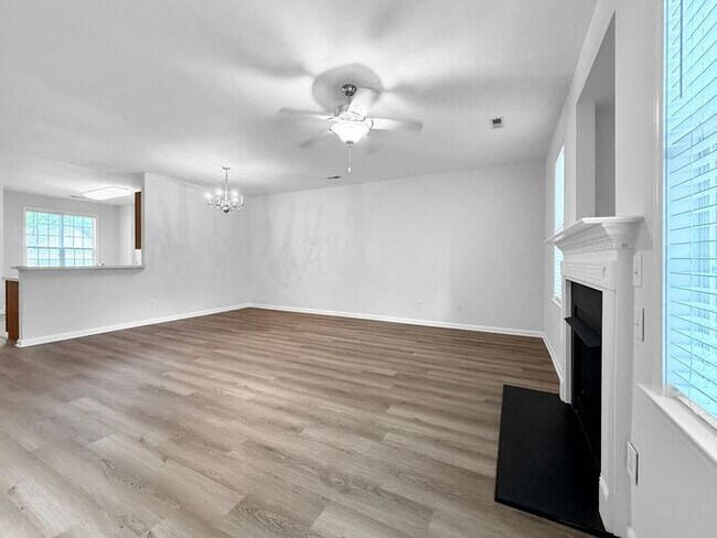 Building Photo - !! SPECIAL HALF OFF SECOND MONTH'S RENT !! Beautiful 3BR 2.5BA Townhome w/ Fenced Patio • In-Unit...