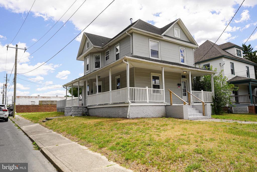Primary Photo - 915 N Division St