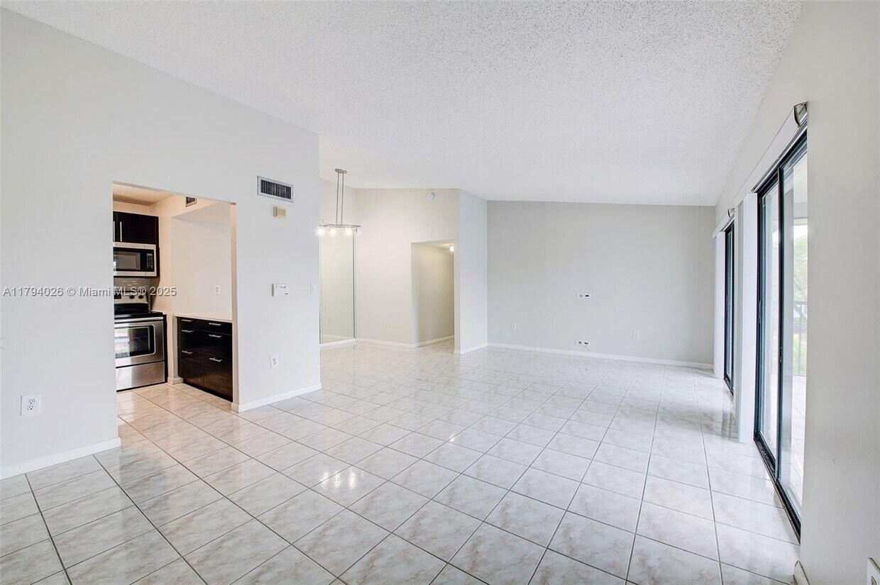 Foto principal - 469 NE 207th Ln