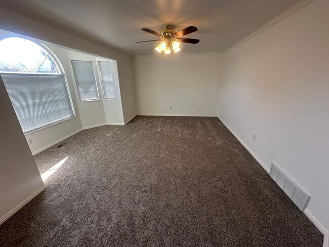 Building Photo - Desirable Kaysville Area/ 5 Bedroom Home