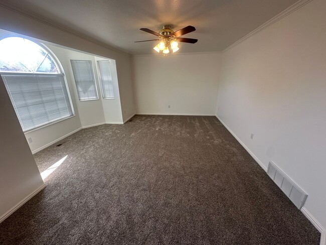 Foto del edificio - Desirable Kaysville Area/ 5 Bedroom Home