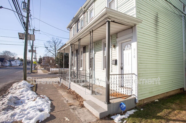 Building Photo - 916 High St