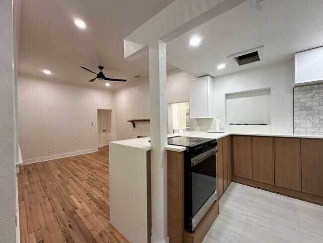 Foto del edificio - Renovated Home Near UF & Law School | Private Entrance + Porch