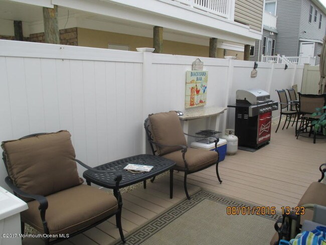 Building Photo - 27 S Beach Dr