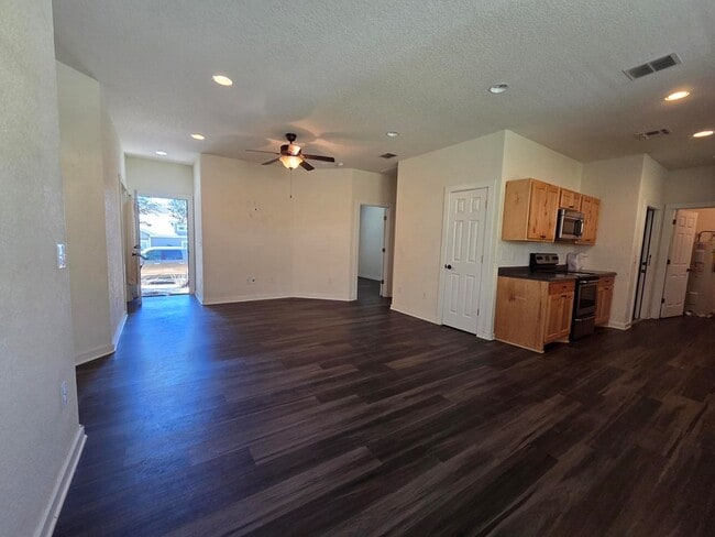 Building Photo - 121 Ivy Ln