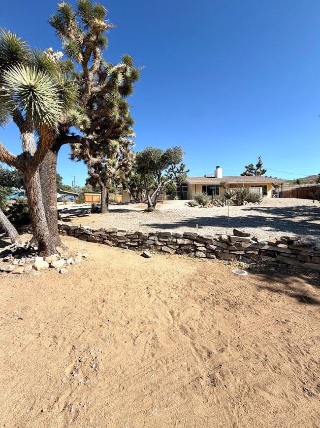 Building Photo - 56615 Bonanza Dr