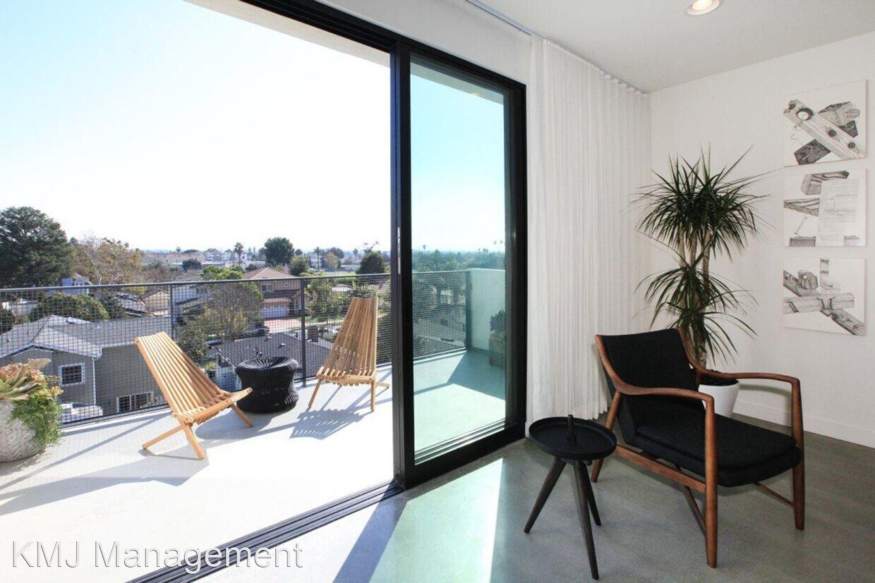 Foto principal - 10810 Palms Blvd
