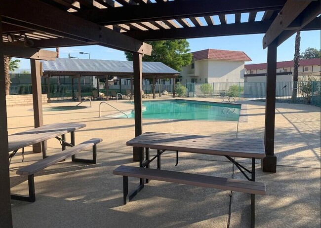 Foto del edificio - 40215 Harris Ln