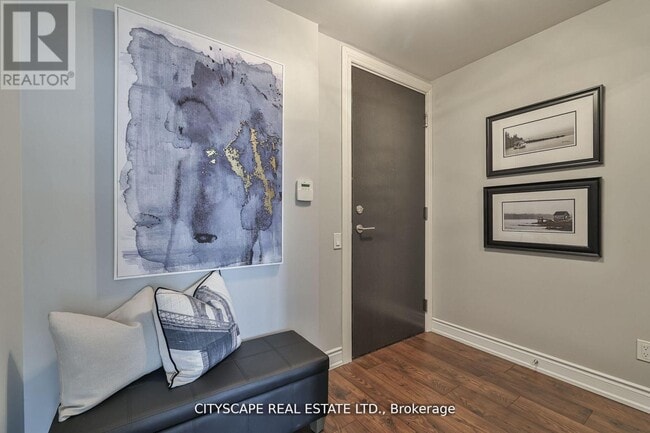 Photo du bâtiment - 105 The Queensway