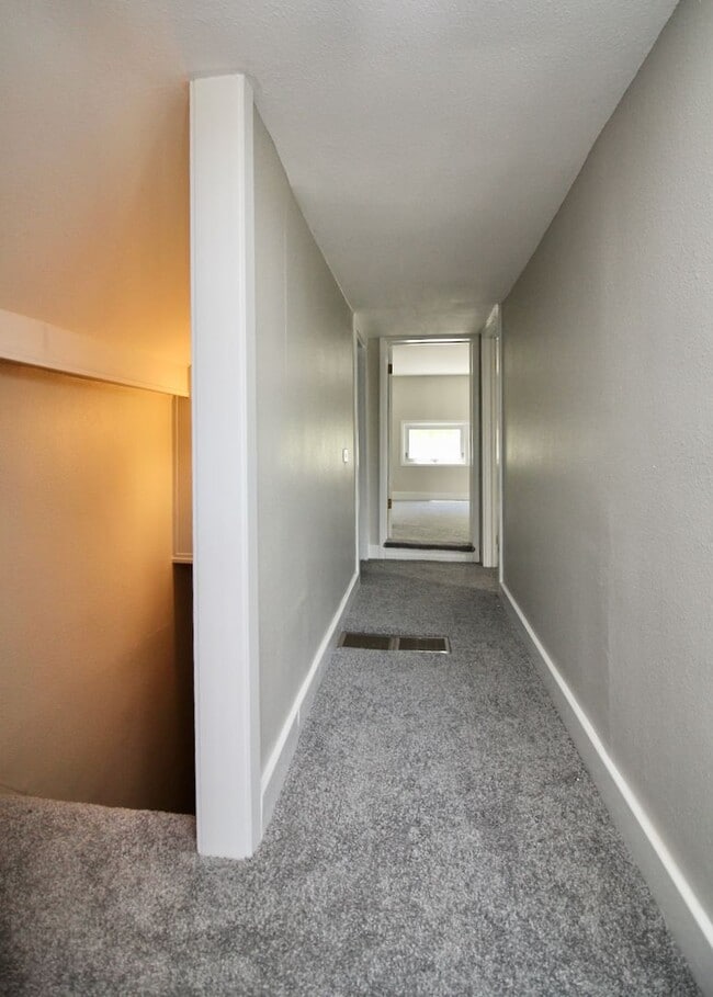 Building Photo - Three bedroom with 1 and a half bath tradi...