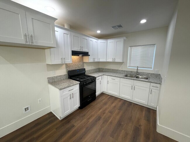 Building Photo - 6053 Vista De Oro
