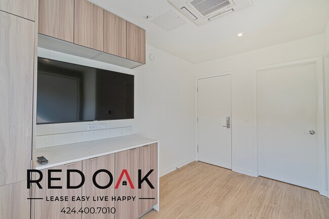 Foto del edificio - ~2 Months FREE~ Beautiful Studio with Rece...