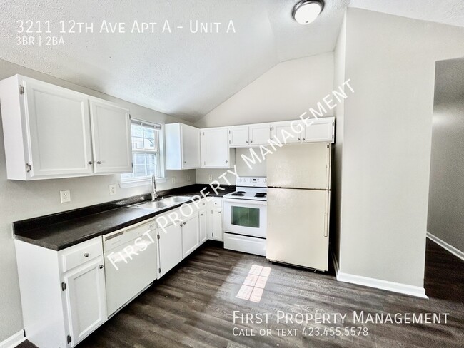 Building Photo - Newly Renovated 3Bed/2Bath Duplex: Central...