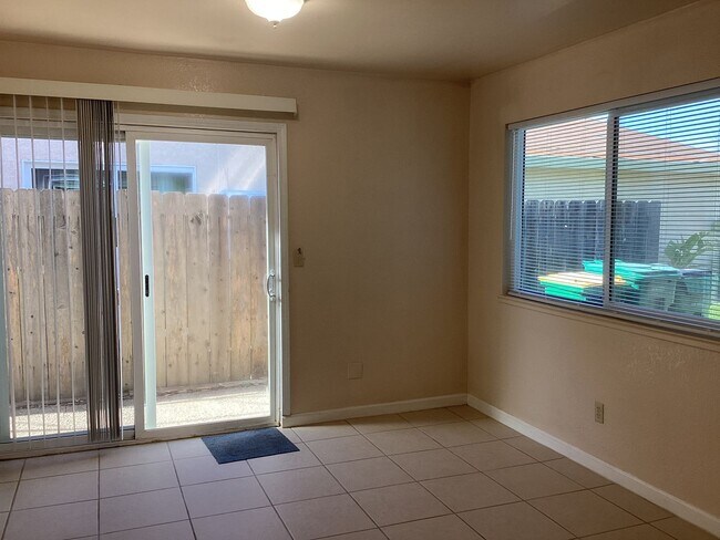Building Photo - 2bd, 2bath Unit!