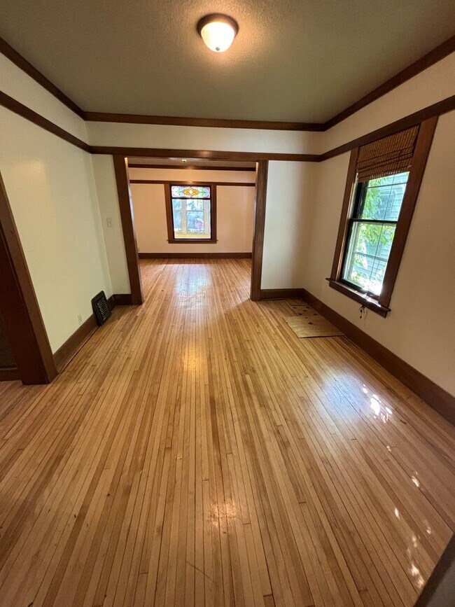 Foto del edificio - Single Family Home in Bryn Mawr/Harrison - Updated Kitchen + Dishwasher!