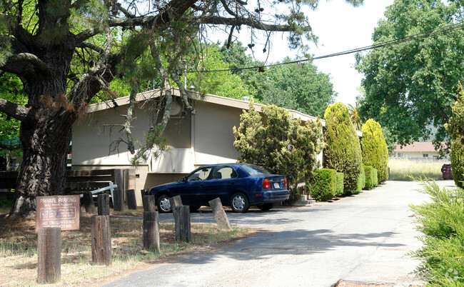Foto del edificio - 145-159 Mark West Springs Rd