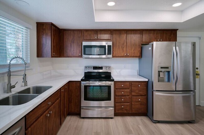 Foto del edificio - 6726 Calvine Rd