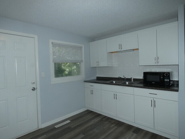 Building Photo - Beautiful Home in North Kansas City School...