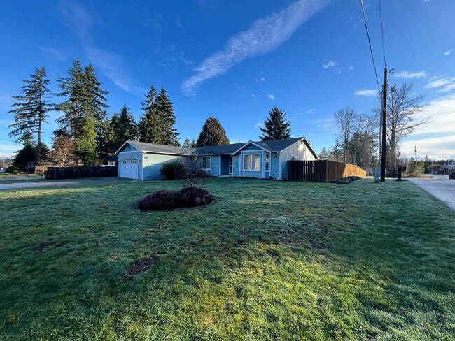 Building Photo - Exceptional 2200 sq ft Three Bedroom 2 Bath Rambler in Fed Way - with A/C