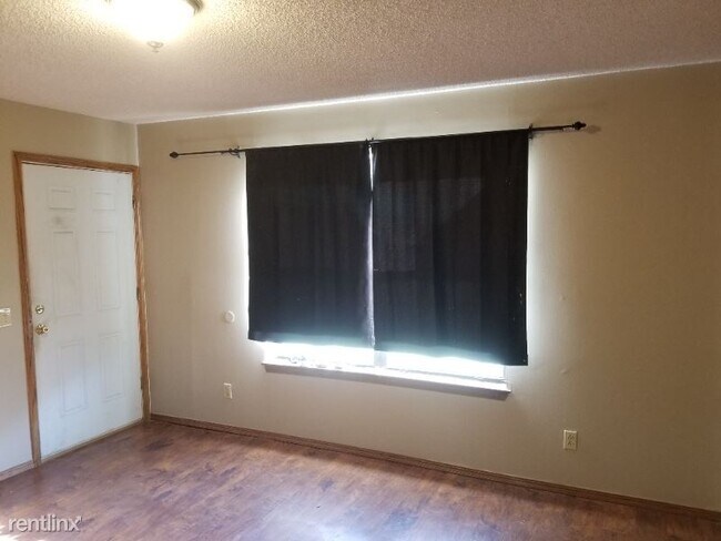 Building Photo - 2 br, 1.5 bath Townhome - 319 N. Madison
