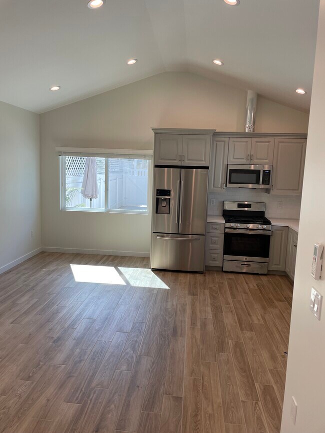 Dining area - 712 N Frederic St
