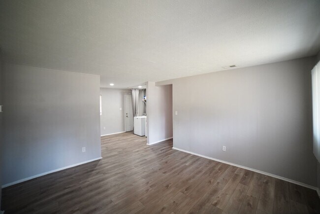 Building Photo - 4 bd/2 bath near Jackson Bluff