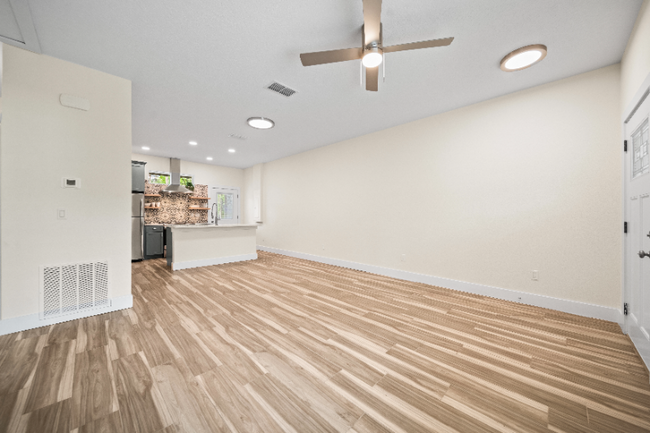 Building Photo - 208 N Cherry St