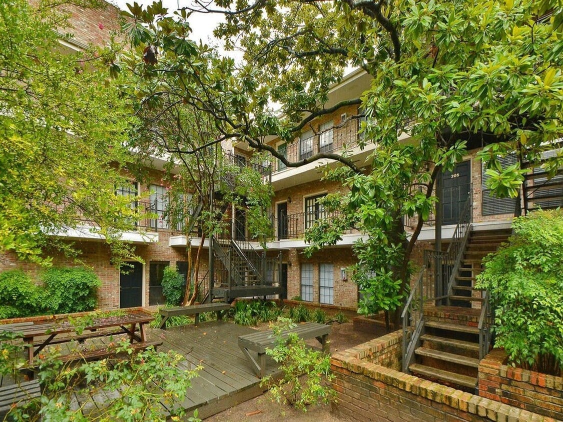 Building Photo - 2/2 Condo Near UT!