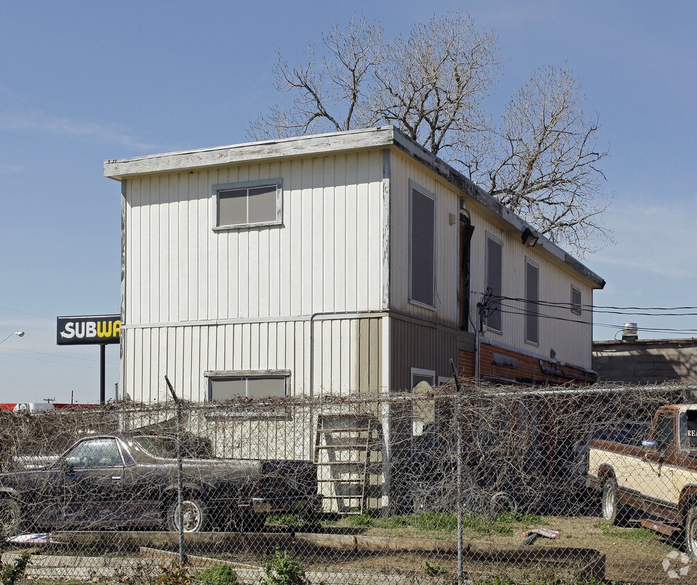 Building Photo - 2931-2933 E Southcross Blvd