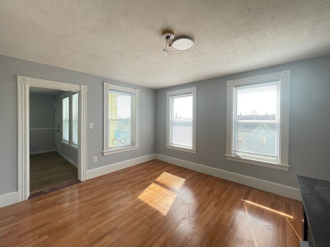 Building Photo - 231 Laurel St