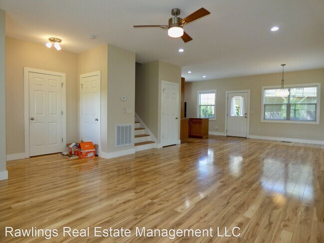 Building Photo - 2 br, 2.5 bath House - 8 Thurland Avenue