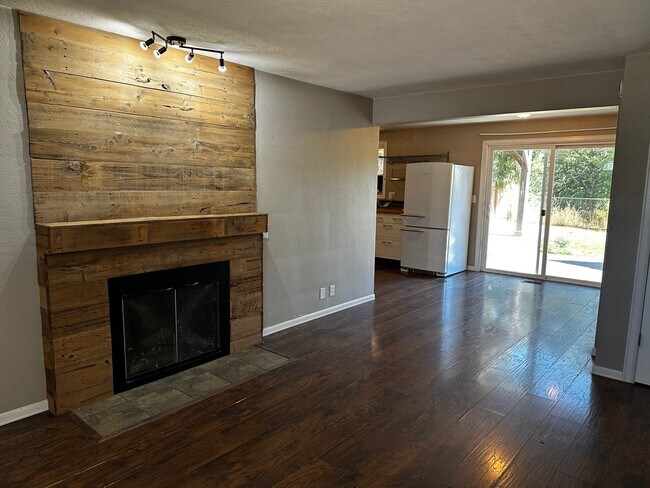 Foto del edificio - 636-400 NW East Thornton Lake Dr