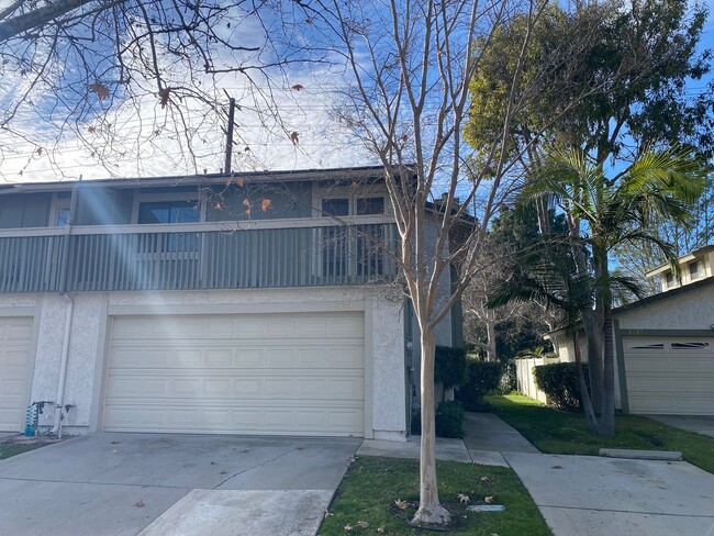 Building Photo - Spacious Condo Thousand Oaks