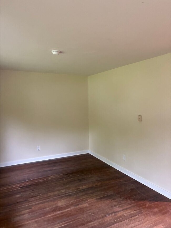 Foto del edificio - Cozy 2 Bedroom 1 Bath Duplex! Available Now!