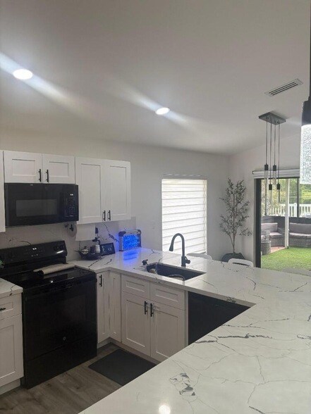 Foto del edificio - 8520 Tourmaline Blvd