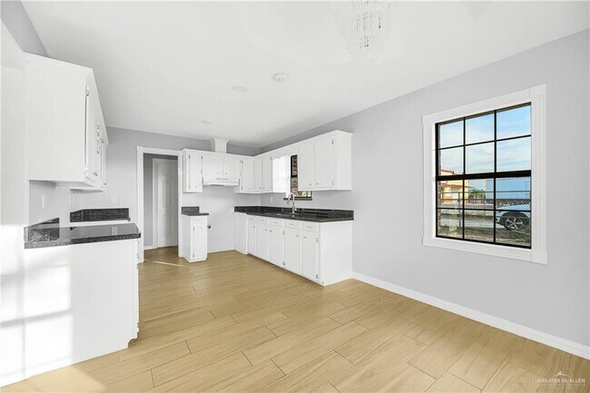 Building Photo - 6100 N La Homa Rd