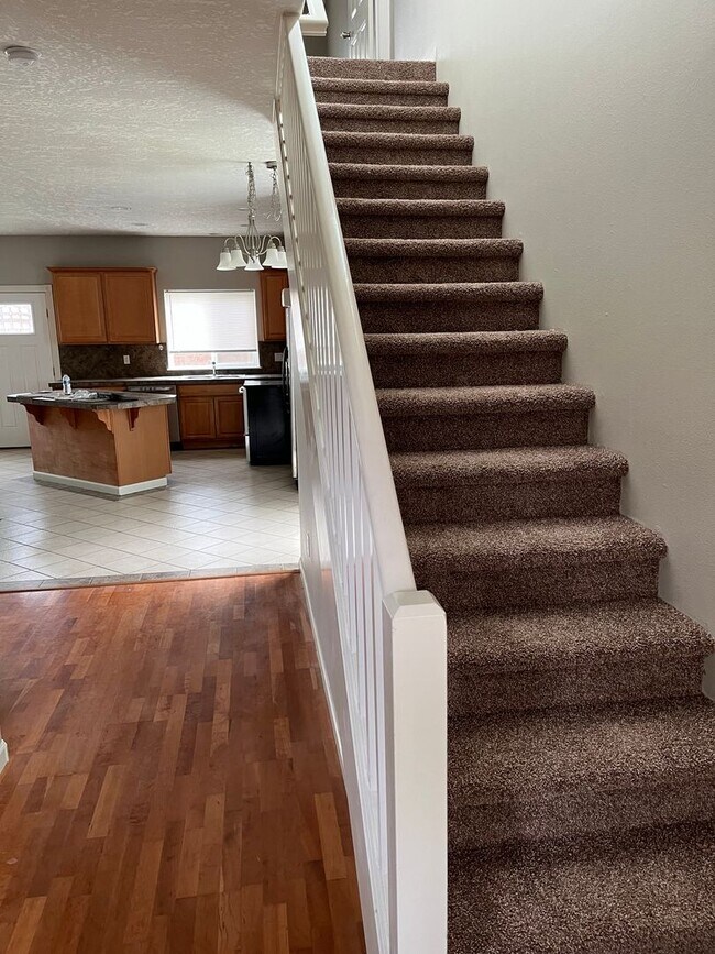 Foto del edificio - 3 bedroom,2.5 bath home, new carpet/floori...