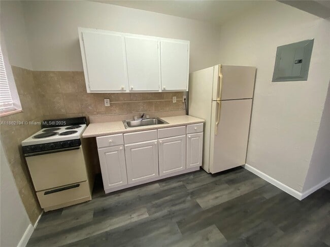 Building Photo - 361 Sharar Ave