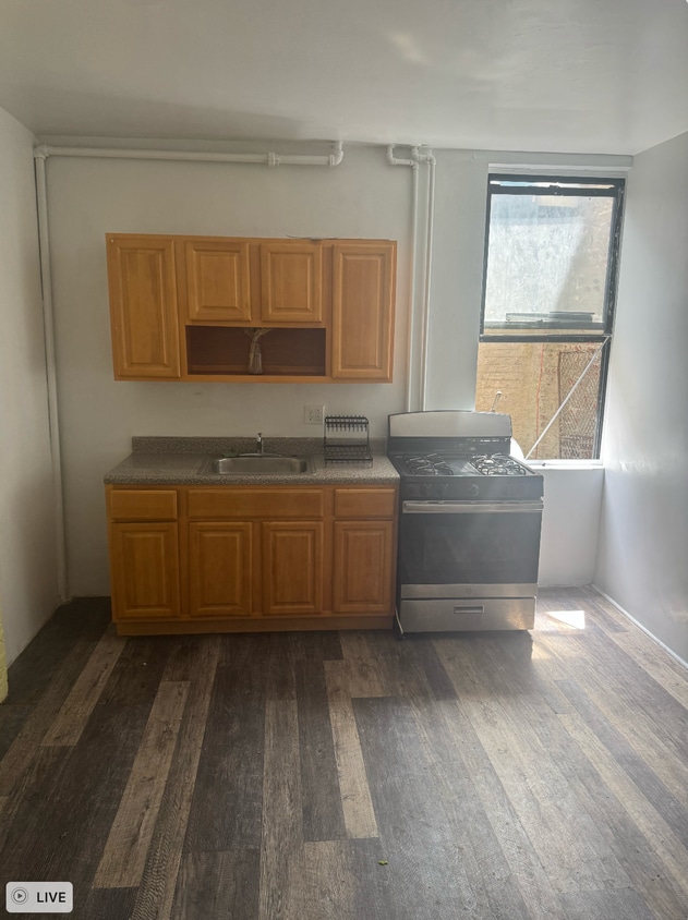 Building Photo - 422 E 119th St
